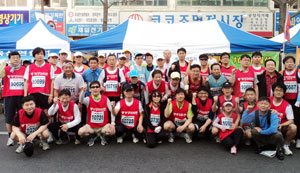계성마라톤회 회원들이 작년 대구마라톤대회에 단체 출전해 파이팅을 외치고 있다.