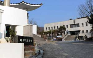경북 칠곡군 지천면 낙산리에 있는 대구시립공원묘지 공설 봉안당이 포화상태에 이르러 7월부터 국가유공자와 저소득층을 제외한 일반 시민들의 유골 봉안이 제한된다. 김태형기자 thkim21@msnet.co.kr