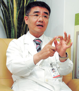 간암을 예방하려면 B형 및 C형 간염 백신을 접종하고 음주와 흡연을 피하는 등 위험군에 들지 않는 것이 가장 좋은 방법이라고 이창형 교수는 말한다.