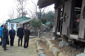 건축가 승효상 씨가 경산 무학산 중턱에 있는 국가지정 중요민속자료 제266호인 경산 상엿집에 대해 이야기를 나누고 있다. 김진만기자