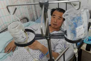 한때 경제사정이 여유로웠던 장금석 씨는 사업에 실패하면서 몸마저 망가졌다. 금석 씨는 간 이식을 받은 이후 당뇨합병증을 앓고 있으며 그의 어머니도 요양병원에서 치료를 받고 있다. 성일권기자 sungig@msnet.co.kr