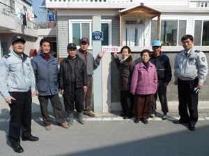 경산경찰서 진량파출소가 쓰지 않는 컴퓨터를 기증받아 방범용 CCTV를 설치해 주민들로부터 좋은 반응을 얻고 있다. 경산경찰서 제공