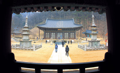 만세루에서 본 직지사 대웅전 전경. 대웅전 앞 보물인 3층 석탑이 봄을 맞아 직지사를 찾은 불자들을 마중하고 있다.