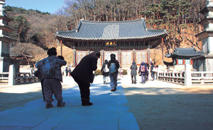 천년고찰 직지사에도 봄이 찾아왔다. 맑게 갠 봄날, 보물로 지정된 큰 법당인 대웅전은 불자들로 붐비고 있다.