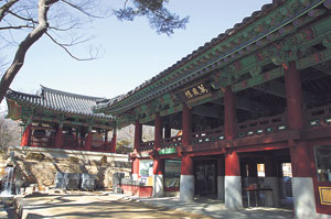 직지사 천왕문을 지나면 만세루와 범종, 법고, 목어, 운판 등 불전사물을 모신 범종각이 나란히 자리하고 있다.