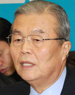 사진=연합뉴스 김종인 비대위원은 초대 대법원장을 지낸 가인 김병로 선생의 손자다. 박정희 정권 때 경제개발정책 입안을 도우면서 건강보험을 도입하는 데 결정적인 역할을 했고 노태우 정부 때 청와대 경제수석을 지내기도 했다. 11, 12, 14, 17대 국회의원을 지냈다.