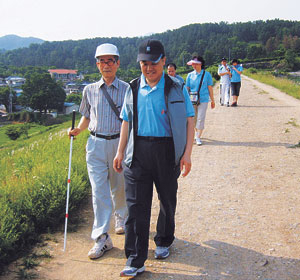장애우와의 산책 모습.