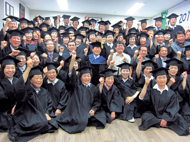 대구과학대가 지난해 운영한 대명시장 상인대학의 졸업식 모습.