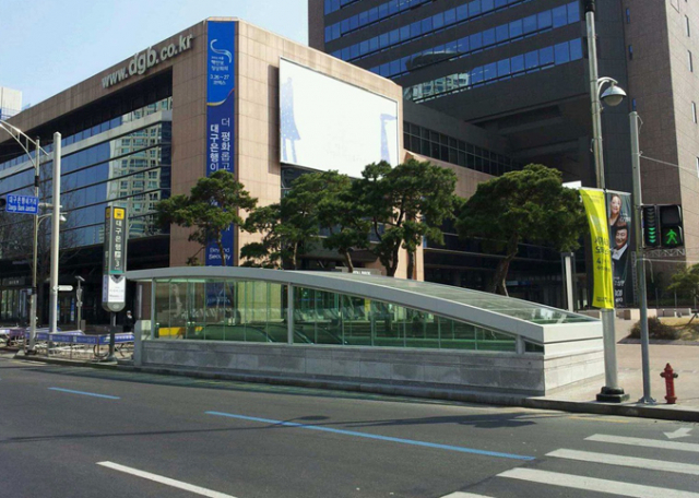 16일 대구은행역 출입구(2개소)에도 캐노피를 설치했다.