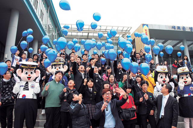 17일 포항에서 열린 학교폭력 예방 설명회에서 이만희 경북경찰청장과 학생들은 학교폭력 추방 염원을 담은 하늘색 풍선을 날렸다.
