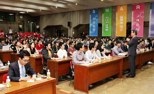 국내 주요 은행들이 올해 정규직원 2천 명 이상을 채용할 것으로 알려지면서 고졸 지원자들의 관심도 높아지고 있다. 사진은 지난해 9월 열린 대구은행 채용설명회.