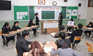 사진=디베이트가 인기를 끌면서 공교육 틀 안에서 디베이트 프로그램을 소화하려는 시도가 이어지고 있다. 16일 대구 상원고에서 열린 
