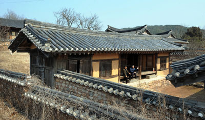 영양 두들마을의 석계고택을 보면 석계의 청빈한 삶을 엿볼 수 있다. 전통적인 口자 구조와 달리 곳간채 등을 두지 않고 안채와 사랑채만으로 二자형으로 간소하게 배치했다. 지붕은 단출한 맞배지붕이다. 곳간채 자리에는 담장을 쌓아 양반 가옥의 口자 형태를 겨우 취했다. 그래서 밖에서 보면 마치 이중 담장처럼 보인다. 김태형기자 thkim21@msnet.co.kr