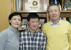 올해 대구대 K-PACE센터에 입학한 재일교포 3세 이효진(가운데) 씨와 아들을 뒷바라지한 어머니 양한순(왼쪽) 씨, 아버지 이철승 씨가 15일 대구대 K-PACE센터에서 기념촬영을 했다. 사진 대구대 제공.