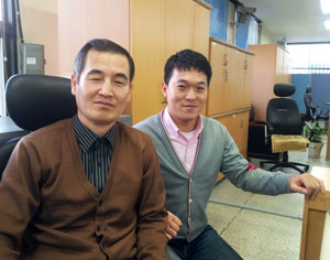포항북부경찰서 강력2팀 김희종 팀장과 박정현 형사(사진 왼쪽부터)는 학교 폭력 조사 후 가해학생들에게 햄버거를 사주면서 고민상담을 해주고 있다. 신동우기자