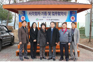 동우씨엠에스가 신안사랑마을에 사각 정자를 기증했다.