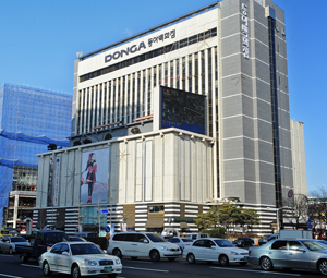 2010년 향토 백화점인 동아백화점을 인수한 이랜드가 대구경북에서 유통 영토를 계속해서 확장해 나가고 있다. 매일신문 자료사진