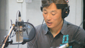 특집 방송에서 내레이션 녹화를 하고 있는 이승엽.