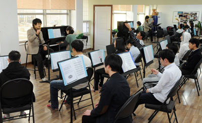 명덕네거리~경북여상~계대네거리로 이어지는 대명동 일대에는 건물 전체가 연습실이나 공연장으로 이뤄진 문화전용 건물들이 적잖다. 그 가운데 하나인 아트홀 하모니아의 3층 음악연습실에서 음악 연습이 진행되는 모습. 김태형기자 thkim21@msnet.co.kr