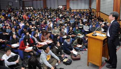 이달 21일 경북대 강연을 위해 대구를 찾은 장하준 교수는 학생들의 열렬한 환영을 받았다. 강의실은 북새통을 이뤘고 사인공세도 이어졌다. 정운철기자 woon@mnset.co.kr