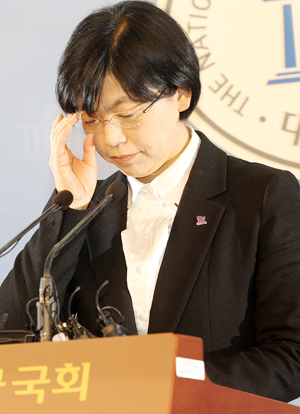 통합진보당 이정희 대표가 23일 국회 정론관에서 서울 관악을 야권 단일후보 사퇴 기자회견을 하고 있다. 이 대표는 25일 야권 연대를 더욱 공고히 하기 위해 한명숙 민주통합당 대표와 공동 기자회견을 연다.