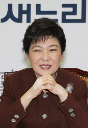 박근혜 새누리당 중앙선거대책위원장은 잦은 악수에 따른 통증으로 수시로 손등에 파스를 붙이거나 붕대를 감는다. 지난달 23일 국회에서 열린 비상대책위원회의에서 미소를 짓고 있는 모습.
