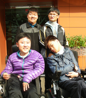 대구보건학교 학교기업 카페에 취업한 사공건, 김광수, 이태영, 조상우 씨 등 중증장애 바리스타 4인방이 카페 앞에서 환하게 웃고 있다.