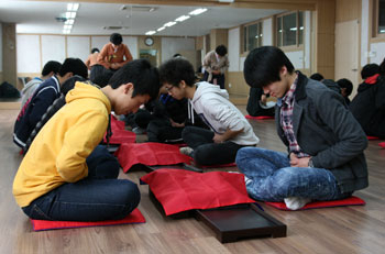 사진=성적이 우수한 학생들이 몰리는 특목고에서 전통예절교육 프로그램을 꾸준히 운영, 눈길을 끌고 있다. 경산과학고 학생들이 전통예절교육을 받고 있는 모습.