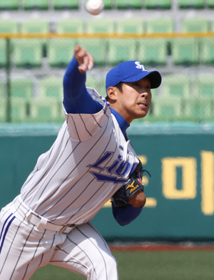 27일 대구시민야구장에서 열린 롯데와의 시범경기서 7이닝 무실점 호투를 펼친 삼성 선발투수 윤성환이 힘차게 공을 던지고 있다. 삼성 라이온즈 제공