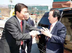 김범일 대구시장과 강운태 광주시장이 27일 오후 각각 광주시와 대구시에서 교차 특강을 하기에 앞서 경남 함양에서 만나 서로 격려하고 있다. 대구시 제공