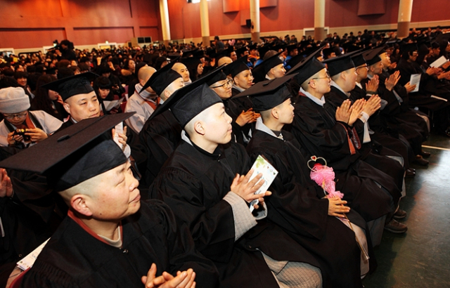 2년 전 단체로 구미1대학 특수보육계열 아동복지과에 입학해 화제(본지 지난해 12월 5일자 6면 보도)를 모았던 김천 증산면 청암사 승가대학 율원(대학원 과정)의 비구니 스님 21명이 2월8일 구미대학(구 구미1대학) 학사모를 썼다.