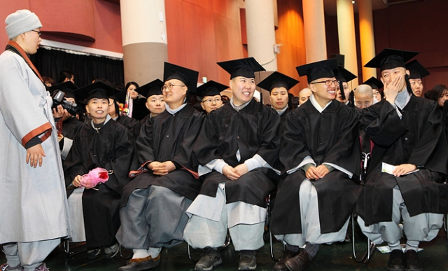 구미대 특수보육계열 아동복지과에서 2년 동안 사회복지 전문교육과정과 사회복지사 현장 실습 등을 모두 이수한 김천 청암사 비구니 스님 21명이 학위와 사회복지사 2급, 보육교사 2급, 실기교사 국가자격증을 취득하고 즐거워하고 있다.