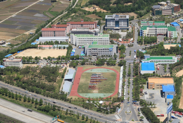 구미대는 산학협력중심대학 사업에서 수행한 대학대표 브랜드 사업인 고용예약형 Pre-Job 프로그램을 특성화프로그램으로 지속해 지역산업 수요를 반영한 교육에 중점을 두고 추진하게 된다. 이 사업의 총괄책임을 맡은 배장근 단장(산학협력 선도 전문대학 육성사업단)은 
