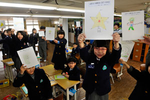 사진=정보화 시대로 가는 발걸음이 빨라지면서 학교 현장에서도 새로운 교육 방식이 도입되고 있다. 융합인재교육(STEAM 교육), 스마트(SMART) 교육으로 교육의 질을 높이고 창의력을 갖춘 인재를 길러내겠다는 움직임이 일고 있다. 융합인재교육, 스마트 교육 방식을 도입한 대구교대부설초교(위)와 운암초교의 수업 모습. 정운철기자 woon@msnet.co.kr 우태욱기자 woo@msnet.co.kr