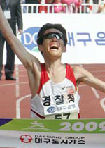 국내 간판 마라토너 지영준이 8일 오전 열리는 2012 대구 국제마라톤대회에서 명예회복을 노린다. 2009년 대구 국제마라톤대회에서 지영준이 1위로 골인하는 모습. 매일신문 자료사진