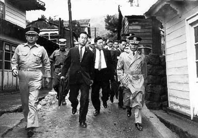 1962년 10월 11일 울릉도를 방문해 울릉군청사 도로 옆을 둘러보고 있는 박정희 국가재건최고회의 의장(맨 오른쪽). 울릉군청 제공.