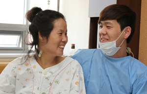 자신의 간 70%를 떼어내 어머니에게 이식한 구미대학 산업경영과 새내기 김왕수 군이 간이식 수술 후 회복 중인 어머니의 병실을 지키고 있다. 구미대학 제공