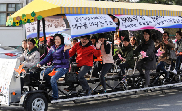 19대 총선 선거운동이 중반으로 접어들면서 대구 지역 후보들의 유세전이 열기를 더하고 있지만 정작 유권자의 반응은 냉담하다. 지역구에 누가 출마했는지 모르고, 유세장에는 청중이 뜸하다. 투표율이 2년 전 전국동시지방선거 때처럼 전국 최하위권에 머물 것이라는 예상도 나온다. 2일 