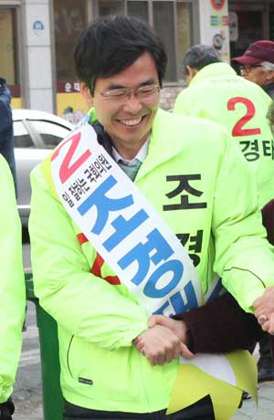 부산 사하을에서 3선에 도전하는 조경태 민주통합당 후보가 다대동 라브랜드 인근에서 열린 5일장을 찾아 지지를 호소하고 있다. 부산 18명 의원 중 유일한 야당 의원인 그는 새누리당 독식의 부산 정치지형을 바꾼 주인공이다.