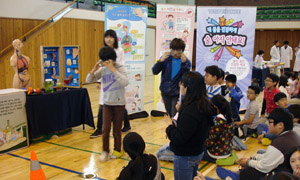 울진군은 제40회 보건의 날을 맞이해 4일부터 6일까지 이틀간 죽변초등학교와 후포초등학교 전교생 640여명을 대상으로 보건주간 행사를 실시한다.