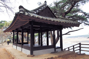 우담 채득기(1605∼1646)가 병자호란을 겪은 뒤 경천대 내 무이정을 짓고 여생을 보냈다.