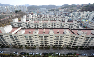 이달 재건축을 위한 시공사 선정을 앞두고 있는 수성구 만촌동 서한 아파트. 부동산 시장 침체로 잠잠하던 재건축 시장이 다시 움직이고 있다. 김태형기자 thkim21@msnet.co.kr