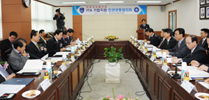 FTA 시대에 맞춰 대구지역 주력 산업인 자동차부품업계가 성장을 위해 힘을 모았다. 4일 대구본부세관에서 