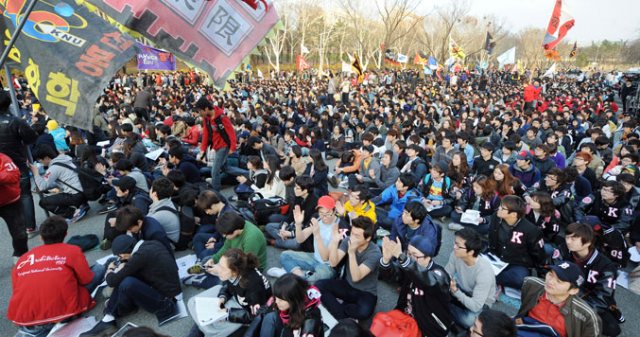 4일 오후 경북대 학생 주차장에서 학생 3천800여 명이 참여한 가운데 기성회비 반환 등을 촉구하는 학생 총회가 열렸다.