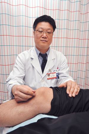 봄철에 갑자기 활동량이 늘면서 관절이 붓고 아플 때 중년 및 노년층은 퇴행성 관절염 여부를 의심해야 한다.