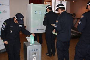 독도에서 독도주민, 독도경비대원, 등대직원 등 독도상주 인원 41명이 거소투표를 하고 있다. 울릉선관위 제공.