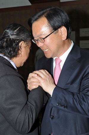 11일 대구 수성갑에 출마한 민주통합당 김부겸 후보가 접전 끝에 새누리당 이한구 후보에게 패배하자 선거사무실을 나서며 당직자들을 위로하고 있다. 김태형기자 thkim21@msnet.co.kr