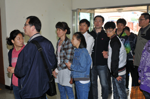 경산 대동시온재활원 장애인들이 부림초등학교에 마련된 투표소에서 투표를 하기 위해 영남대병원 의료기술직연합회 회원들과 함께 줄을 서서 기다리고 있다. 영남대병원 의료기술직연합회 제공