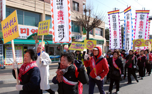 안동 구 시장상인회 소속 상인 100여 명은 11일 홈플러스 앞에서 