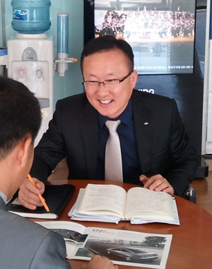 고객과 상담하고 있는 대구경북 영업의 달인들. 위로부터 정권수 현대자동차 판매명인, 최수정 대구은행 세일즈 슈퍼스타, 이판선 대한생명 에이스클럽 프레지던트.